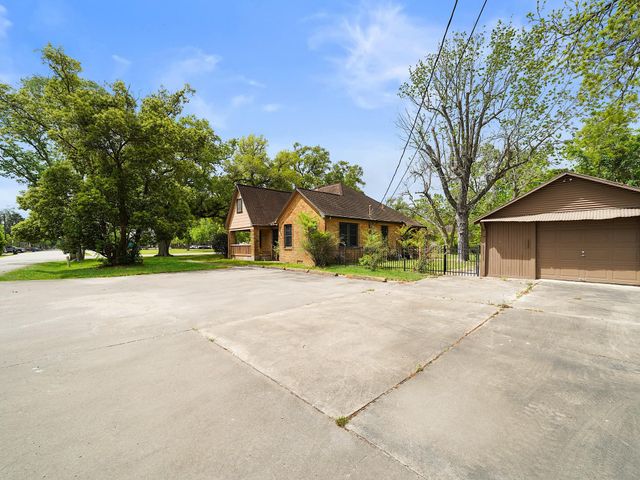 229 E Cedar Street, Angleton, TX 77515