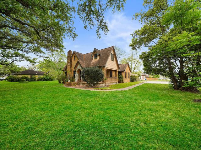 229 E Cedar Street, Angleton, TX 77515