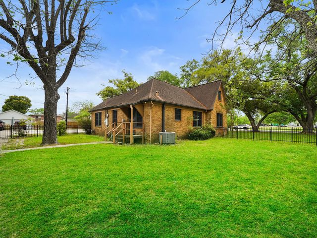 229 E Cedar Street, Angleton, TX 77515