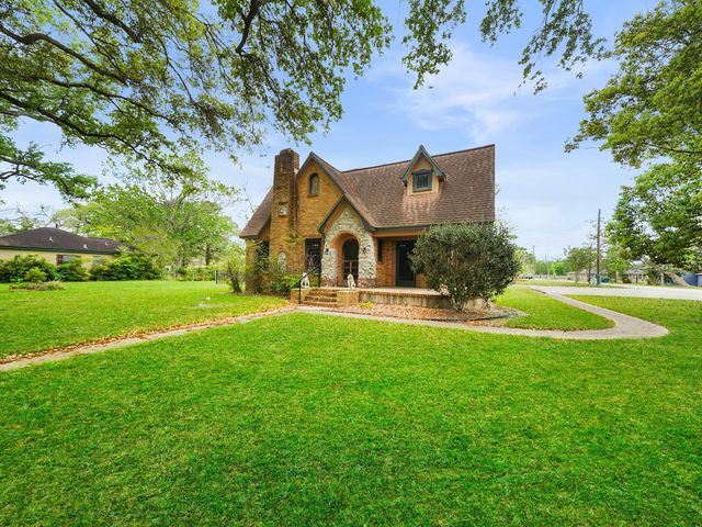 229 E Cedar Street, Angleton, TX 77515
