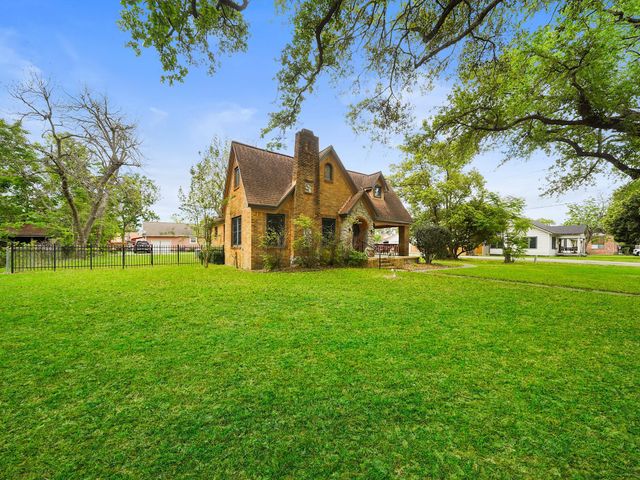 229 E Cedar Street, Angleton, TX 77515