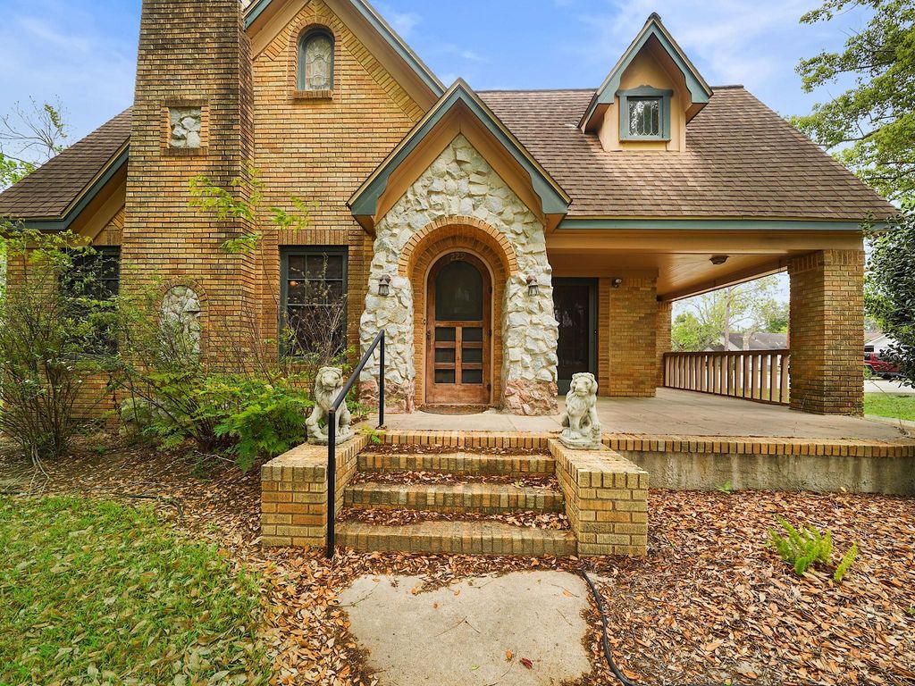 229 E Cedar Street, Angleton, TX 77515