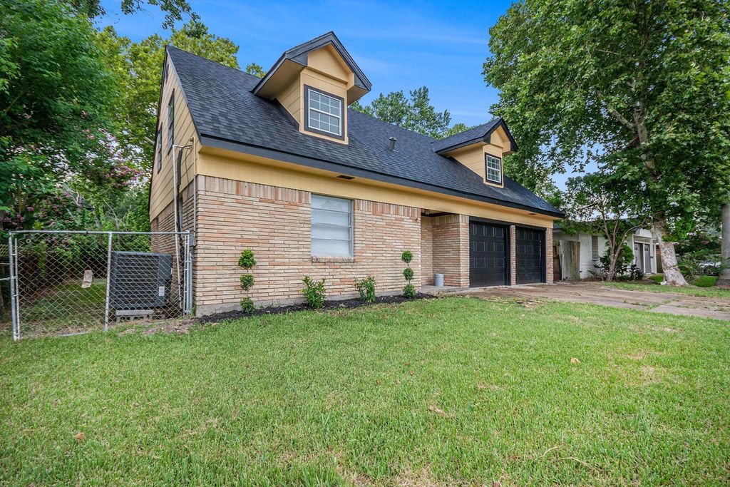 1605 30th Street N, Texas City, TX 77590