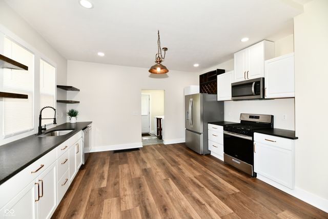 1526 N B Street, Elwood, IN 46036