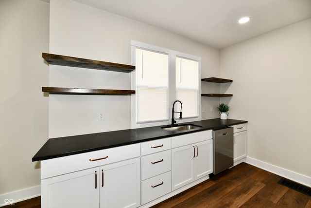 1526 N B Street, Elwood, IN 46036