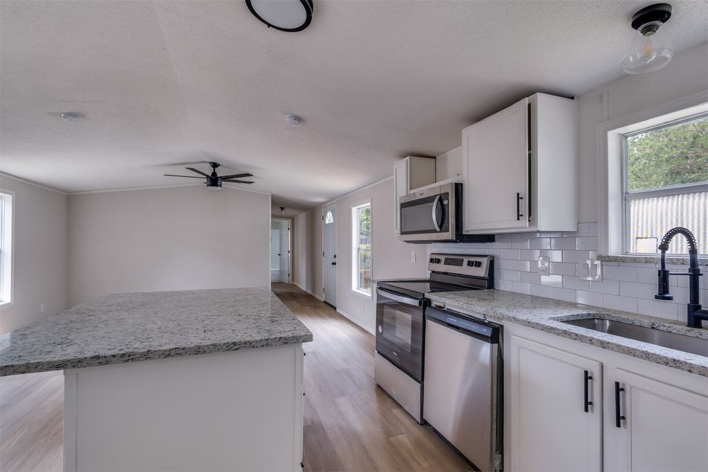 89 Harbor Drive, Lake Dallas, TX 75065