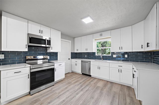 1004 W Harris Avenue, Pasadena, TX 77506