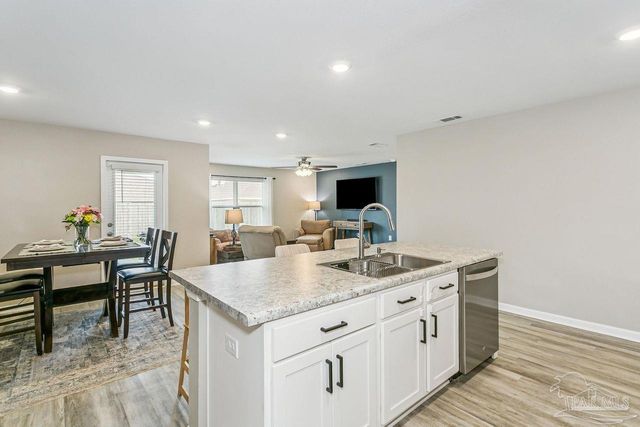 4377 Tiger Oak Ct, Pace, FL 32571