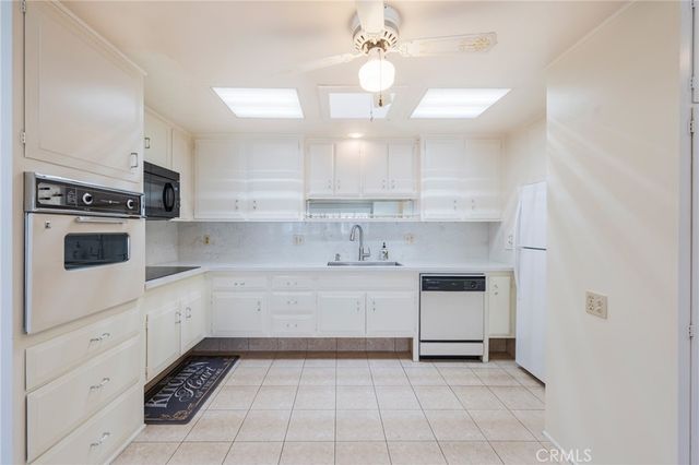 1681 Tam O Shanter Road M12 10H, Seal Beach, CA 90740