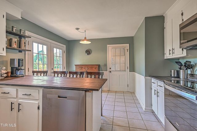 733 Navaho Trail, Bristol, VA 24201
