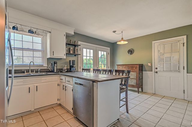 733 Navaho Trail, Bristol, VA 24201