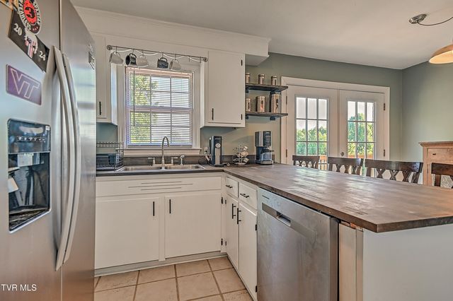 733 Navaho Trail, Bristol, VA 24201