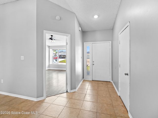 648 Munich Street NW, Palm Bay, FL 32907