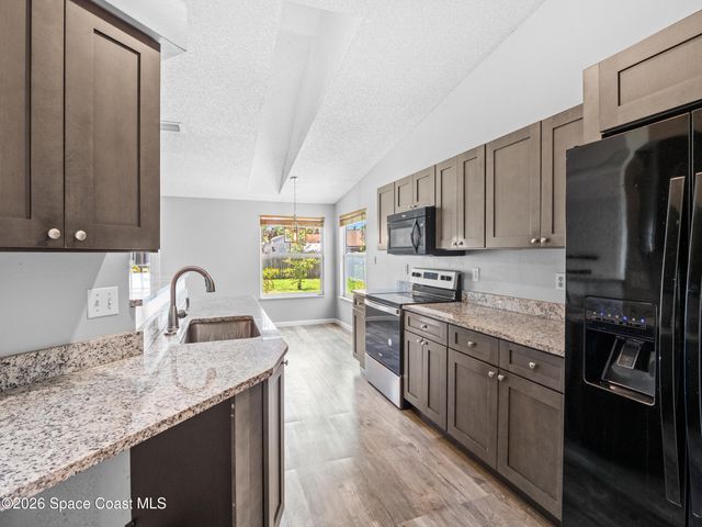 648 Munich Street NW, Palm Bay, FL 32907