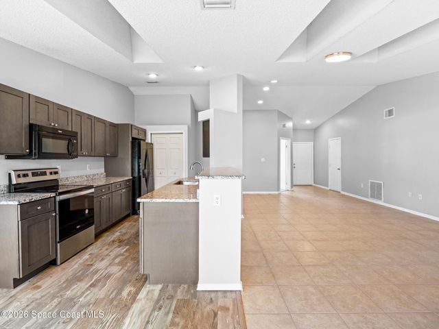 648 Munich Street NW, Palm Bay, FL 32907