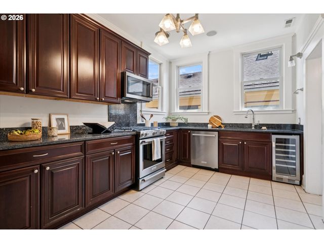 2475 Nw NORTHRUP St, Portland, OR 97210