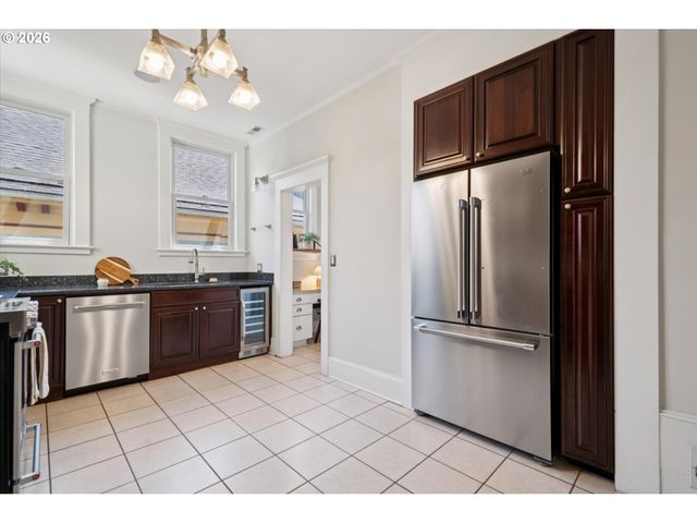 2475 Nw NORTHRUP St, Portland, OR 97210