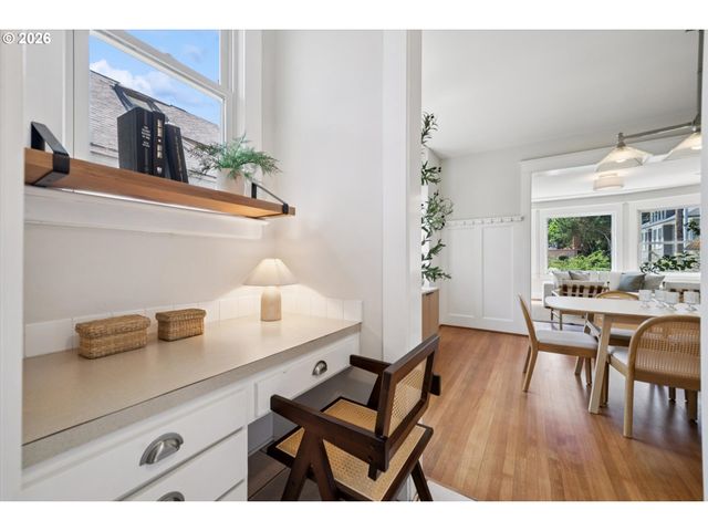 2475 Nw NORTHRUP St, Portland, OR 97210