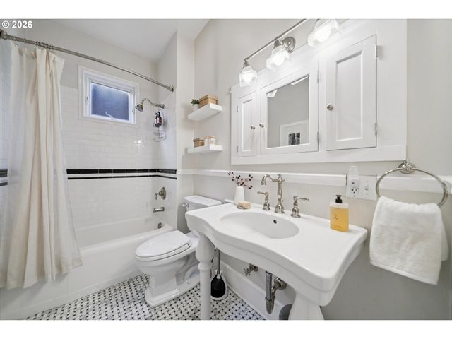 2475 Nw NORTHRUP St, Portland, OR 97210