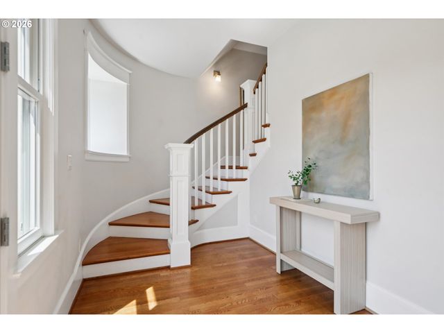 2475 Nw NORTHRUP St, Portland, OR 97210