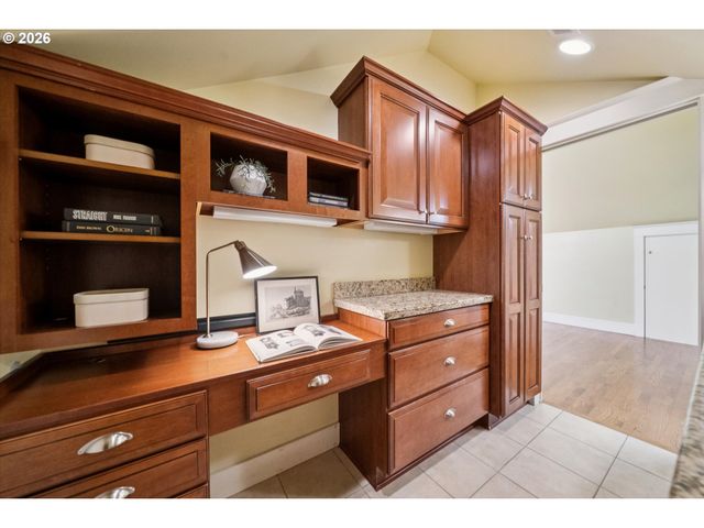 2475 Nw NORTHRUP St, Portland, OR 97210