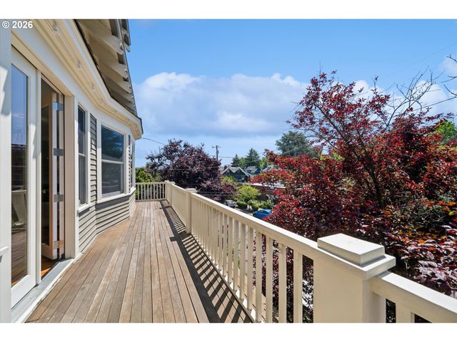2475 Nw NORTHRUP St, Portland, OR 97210