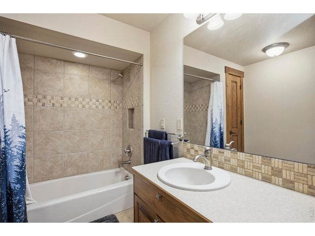 2114 Shoreside Dr, Berthoud, CO 80513