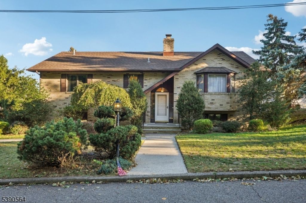 8 Cambridge Rd, Totowa Boro, NJ 07512