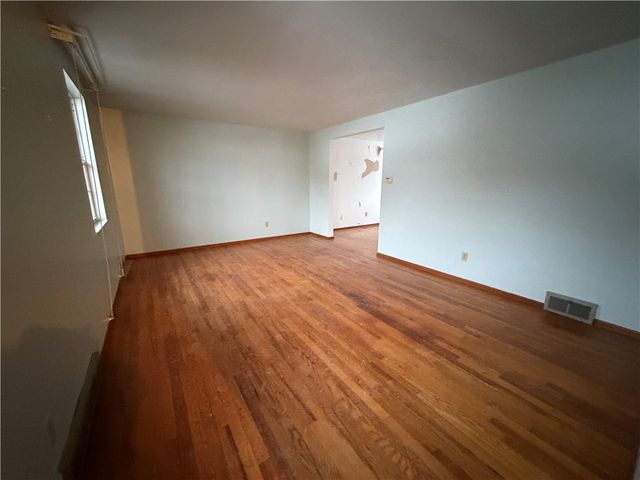 221 S Magnolia Dr, Shaler, PA 15116