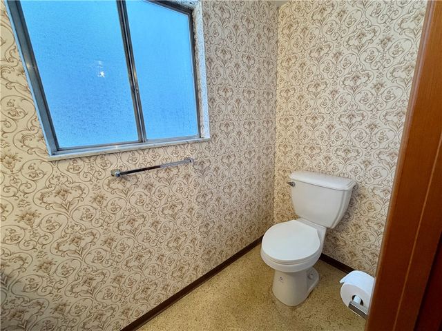 221 S Magnolia Dr, Shaler, PA 15116