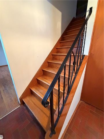 221 S Magnolia Dr, Shaler, PA 15116