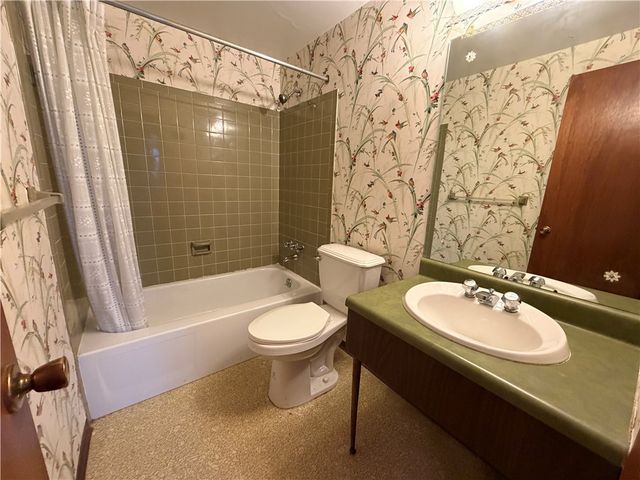 221 S Magnolia Dr, Shaler, PA 15116