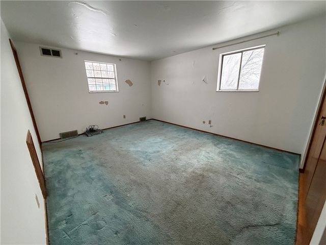 221 S Magnolia Dr, Shaler, PA 15116