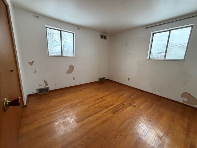 221 S Magnolia Dr, Shaler, PA 15116