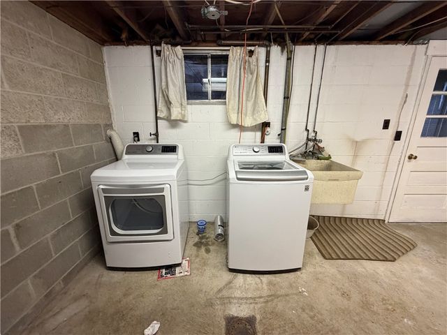 221 S Magnolia Dr, Shaler, PA 15116