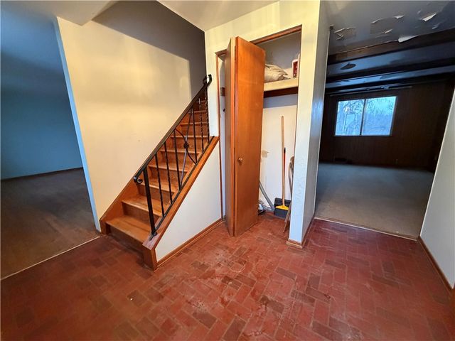 221 S Magnolia Dr, Shaler, PA 15116