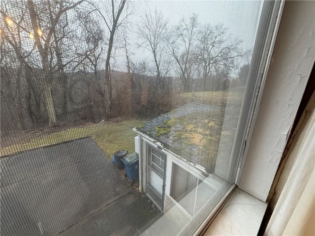 221 S Magnolia Dr, Shaler, PA 15116