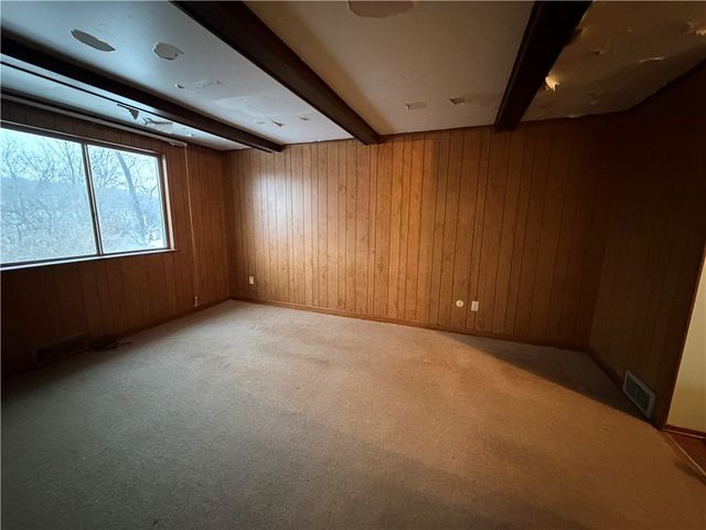 221 S Magnolia Dr, Shaler, PA 15116