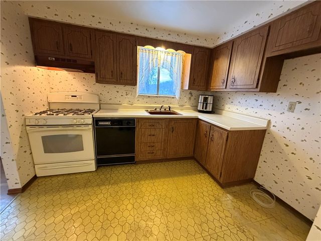 221 S Magnolia Dr, Shaler, PA 15116