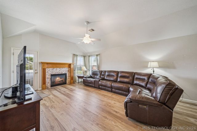 10739 E 121st Court North, Collinsville, OK 74021