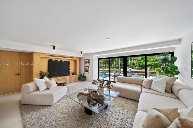 1815 Fairhaven Pl, Miami, FL 33133