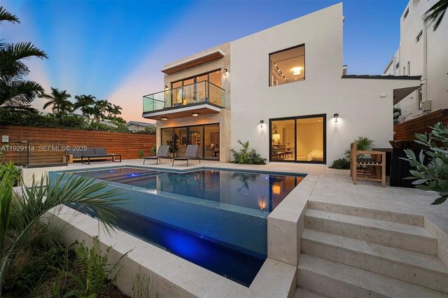 1815 Fairhaven Pl, Miami, FL 33133