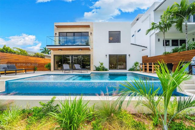 1815 Fairhaven Pl, Miami, FL 33133