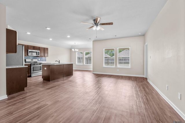 28445 Evangeline Ln, Albany, LA 70711