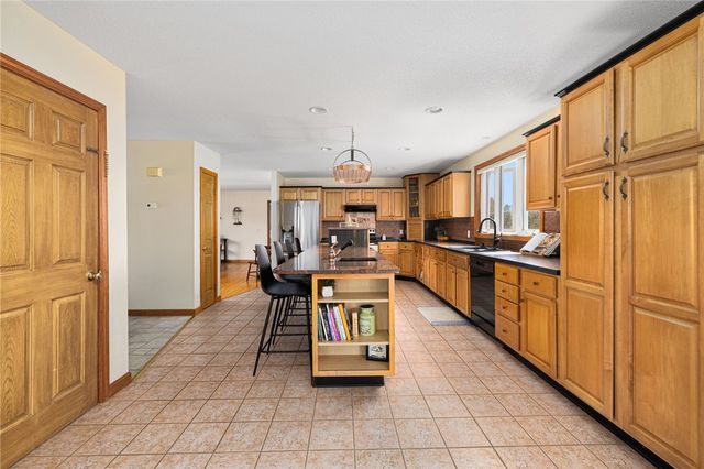 6 Country Road, Warren, RI 02885