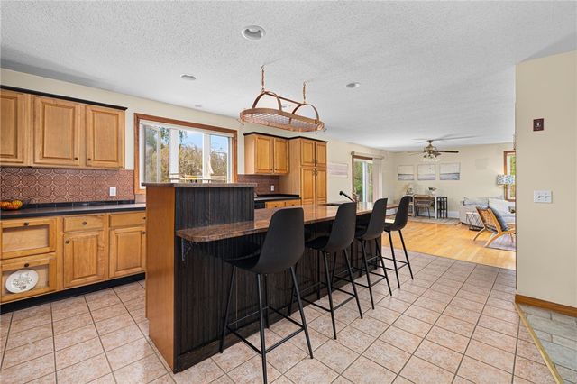 6 Country Road, Warren, RI 02885
