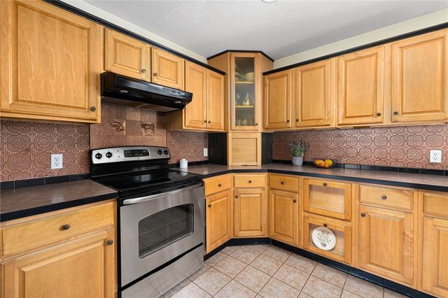 6 Country Road, Warren, RI 02885