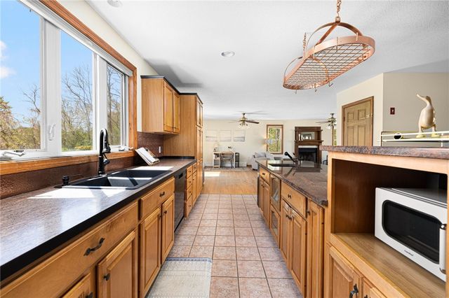 6 Country Road, Warren, RI 02885