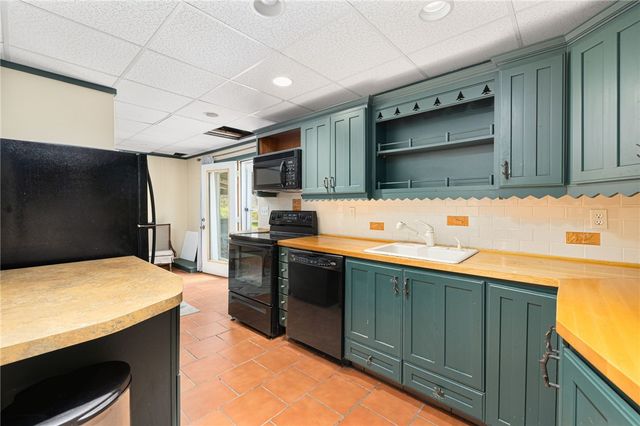 6 Country Road, Warren, RI 02885