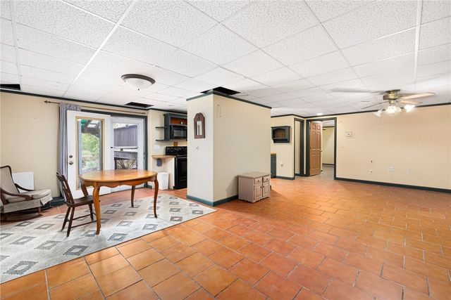 6 Country Road, Warren, RI 02885